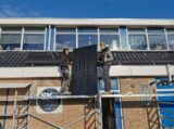 Plaatsing zonnepanelen (deel 2) op dak van kantine op zaterdag 28 januari 2023 (13/22)